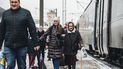 Dos mujeres caminan por un anden en la estación de tren de Kiev, a 1 de marzo de 2022, en Kiev (Ucrania).   -  Diego Herrera / Europa Press
