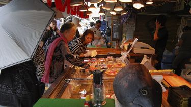 Millares de turistas extranjeros y compradores locales abarrotan a diario las decadentes callejuelas de&nbsp;Tsukiji