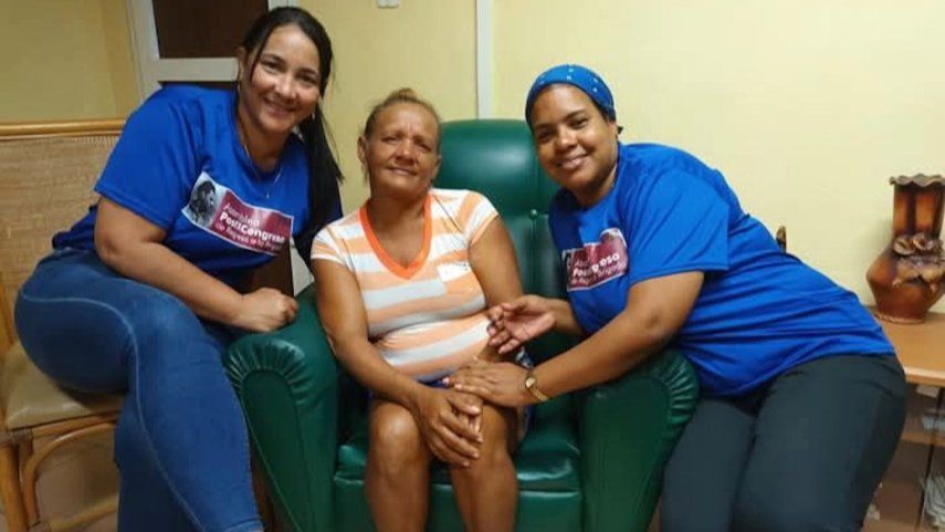 Mayelín Carrasco Álvarez, al centro, junto a miembros del Partido Comunista de Cuba, quienes la amenazaron por protestar en reclamo de comida en la provincia Granma.&nbsp;