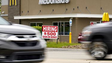 Un restaurante de la cadena McDonalds ofrece 500 dólares para las personas que acepten trabajar.