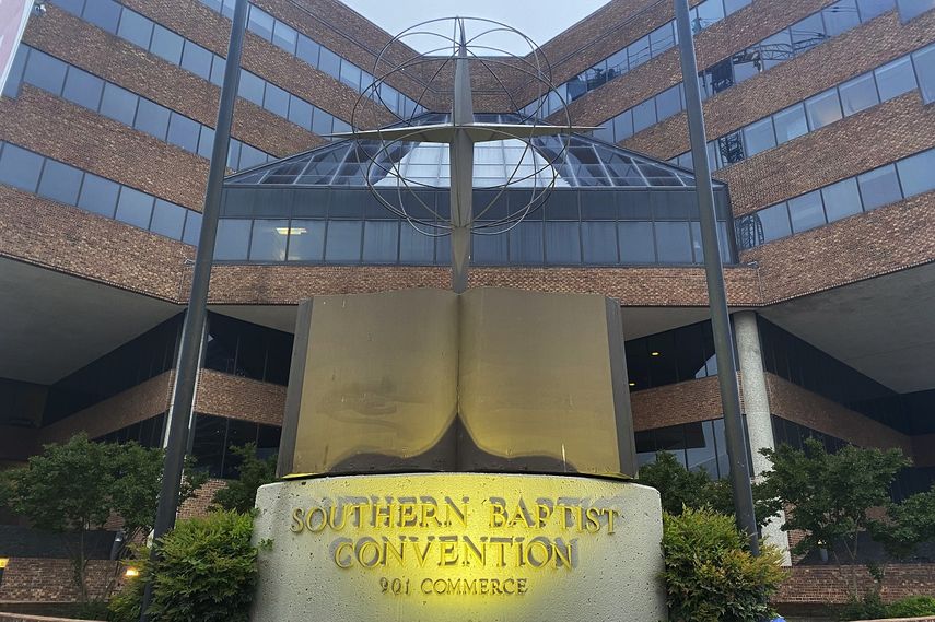Una escultura con una biblia y una cruz, en el exterior de la sede de la Convención Bautista del Sur, en Nashville, Tennessee, el 24 de mayo de 2022.&nbsp;