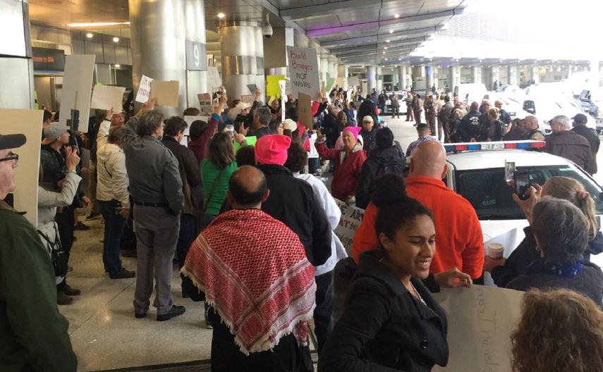 Manifestaciones en contra de la orden ejecutiva del presidente Donald Trump contra los musulmanes tuvieron lugar este domingo en varios aeropuertos del país, un día después de que una jueza federal en Nueva York vetara en parte la aplicación de la medida.