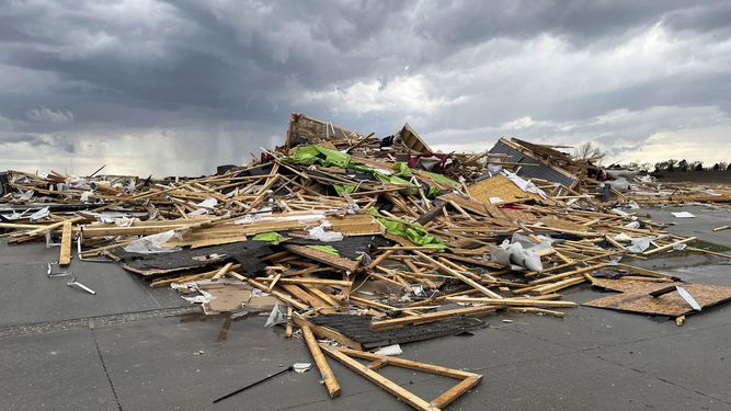 Los escombros de una casa yacen al noroeste de Omaha, Nebraska, tras fuertes tornados