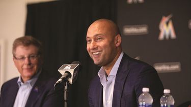 Derek Jeter (d) dijo que cuenta con mucha gente buena dentro de la organización.