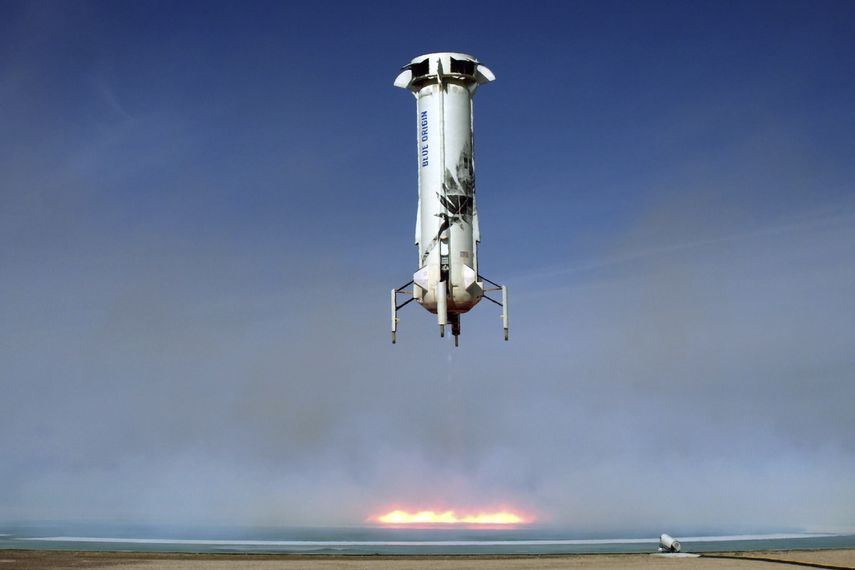 Imagen proporcionada por Blue Origin del cohete New Shepard aterrizando cerca de Van Horn, Texas.