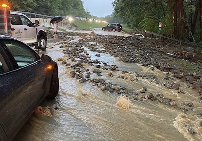 Vehículos detenidos cerca de un tramo de la carretera Palisades inundado y dañado por el agua junto al puente Bear Mountain, el domingo 9 de julio de 3034 en el condado Orange, Nueva York.&nbsp;