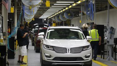 Empleados trabajan en la planta de montaje de una línea&nbsp;Ford&nbsp;Lincoln MKC, en&nbsp;Louisville, Kentucky, EEUU.