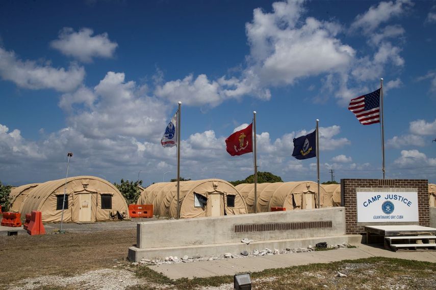 En imagen de archivo del 18 de abril de 2019 y revisada por funcionarios de las fuerzas militares de Estados Unidos, banderas ondean frente al Campamento Justicia en la Base de la Marina de Estados Unidos en la Bahía de Guantánamo, Cuba.&nbsp;