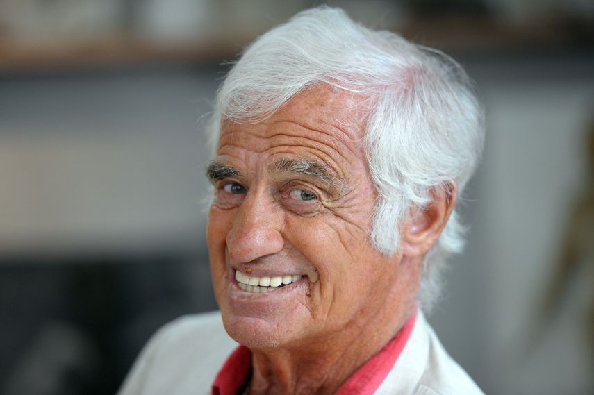 En esta foto de archivo tomada el 9 de septiembre de 2010, el actor francés Jean-Paul Belmondo sonríe en la recreación del estudio de su padre en el museo Paul Belmondo, en Boulogne-Billancourt, en las afueras de París.