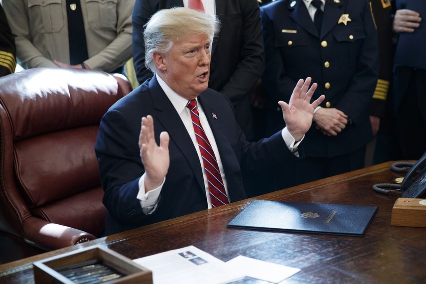 El presidente Donald Trump participa en una reunión en la Oficina Oval de la Casa Blanca.
