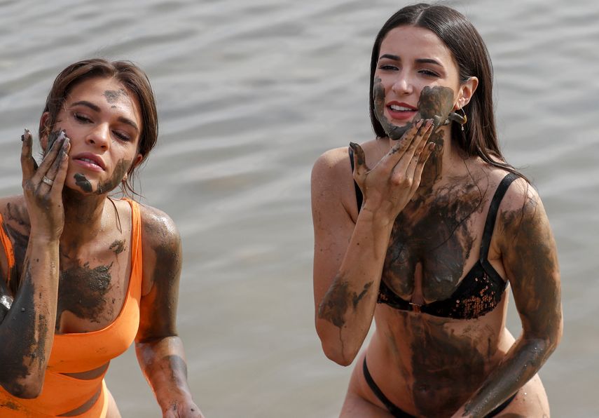 Los concursantes del certamen de Miss Universo posan para una foto durante una visita al Mar Muerto, al sur de la ciudad de Jericó en Cisjordania, el 4 de diciembre de 2021 antes del evento número 70 de Miss Universo que se llevará a cabo en el resort israelí de Eilat en el Mar Rojo el 12 de diciembre de 2021.&nbsp;