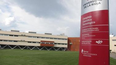 Más de 27.000 estudiantes de 90 países están matriculados en UNIR, que oferta 120 títulos universitarios europeos y cuenta con 1.200 docentes.