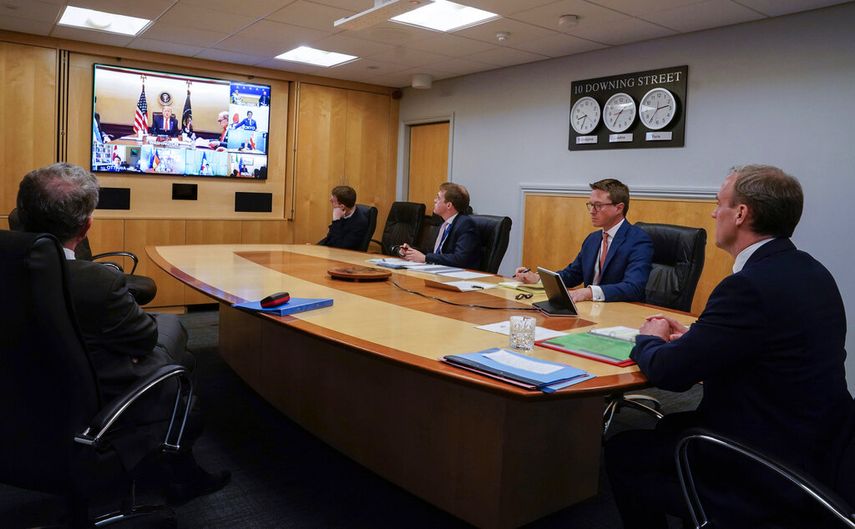 Fotograf&iacute;a proporcionada por la residencia oficial del primer ministro brit&aacute;nico, en la que se ve al canciller brit&aacute;nico Dominc Raab, primer plano a la derecha, supliendo al premier brit&aacute;nico Boris Johnson en una reuni&oacute;n del G7 desdde Londres, el jueves 16 de abril de 2020.