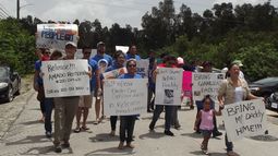 Imagen referencial de manifestantes  a la entrada del centro de detención de Krome.