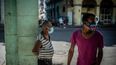 Cubanos usan mascarillas improvisadas, confeccionadas con tela.