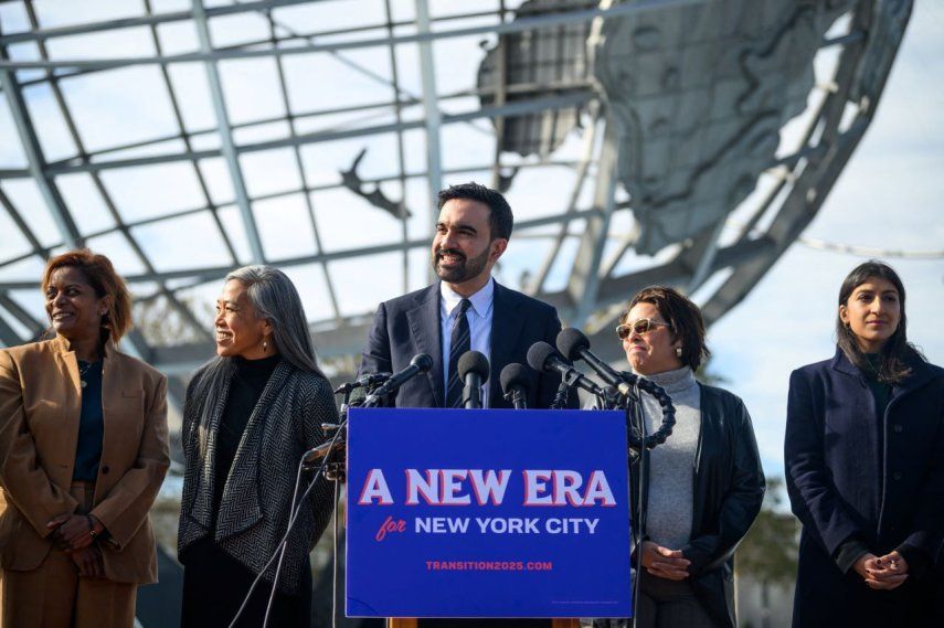 El alcalde electo, el socialista Zohran Mamdani, habla durante una conferencia de prensa en el barrio de Queens de la ciudad de Nueva York junto a su equipo de transición, que estará integrado solo por mujeres.