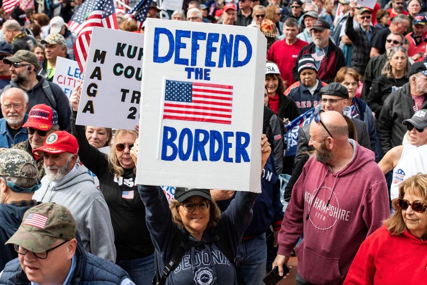 La gente asiste a una manifestación en Boston, Massachusetts, exigiendo a la administración de Joe Biden “cerrar la frontera”, el 4 de mayo de 2024. Cientos de personas asistieron a la manifestación que pedía el fin de los cruces fronterizos, las ciudades santuario, las viviendas para inmigrantes indocumentados y las políticas fronterizas de Biden. La manifestación también pidió ayudar a los veteranos antes que a los inmigrantes.