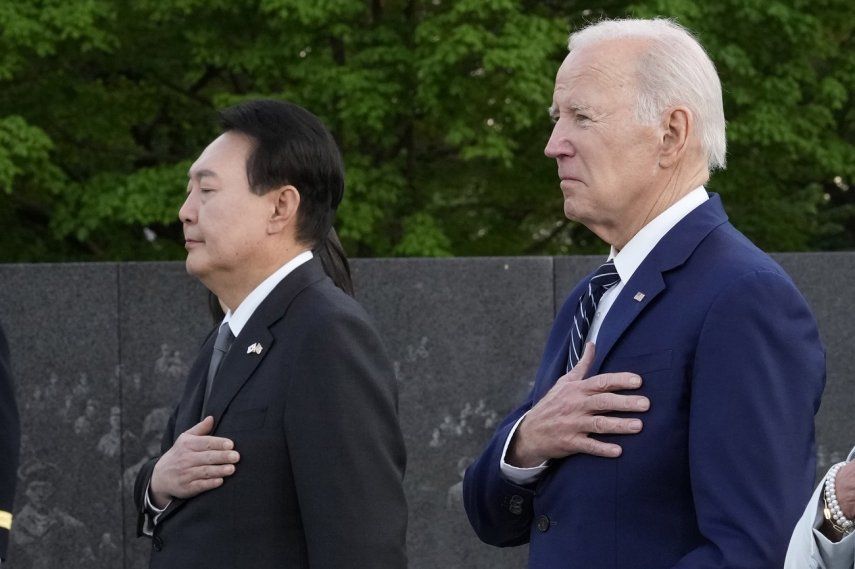 El presidente de Estados Unidos, Joe Biden, y el presidente de Corea del Sur, Yoon Suk Yeol, tras colocar una ofrenda floral en el Monumento a los Veteranos de la Guerra de Corea en Washington, el martes 25 de abril de 2023.&nbsp;