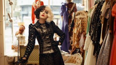 En esta imagen difundida por Disney, Emma Stone en una escena de Cruella.&nbsp;