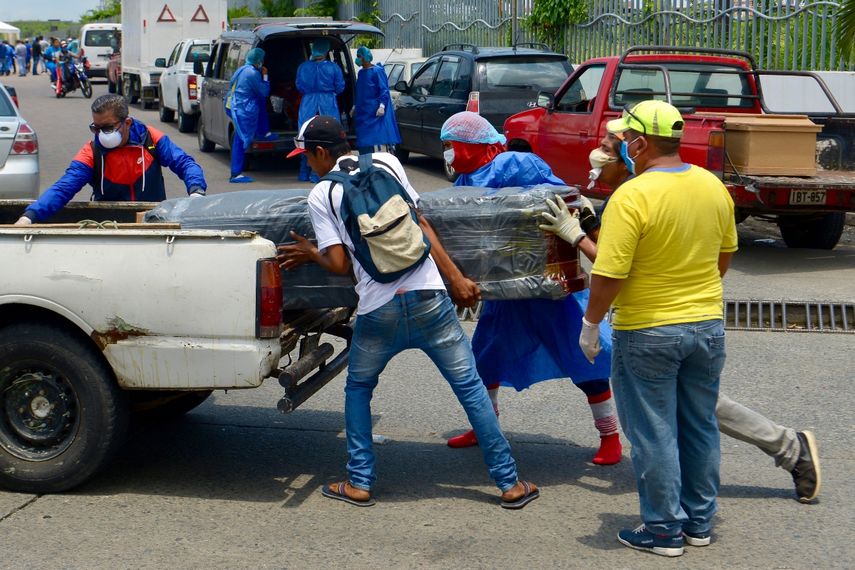 Traslado de un ata&uacute;d durante la pandemia del coronavirus,&nbsp;Ecuador, Guayaquil.&nbsp;