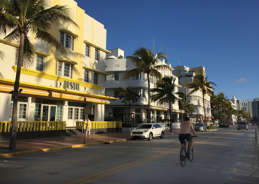 Vista parcial de Ocean Drive, la ma&ntilde;ana del 21 de marzo de 2020