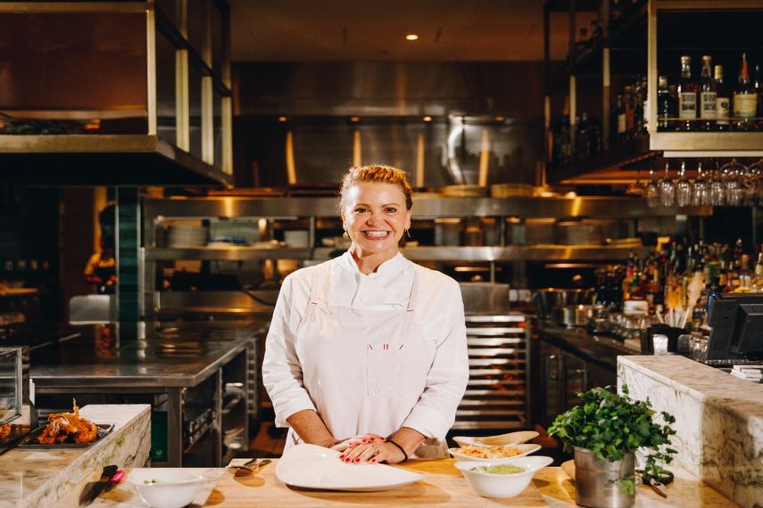 Nacida y criada en Miami, la chef Michelle Bernstein combina su herencia judía y latina con años de experiencia en la escena culinaria