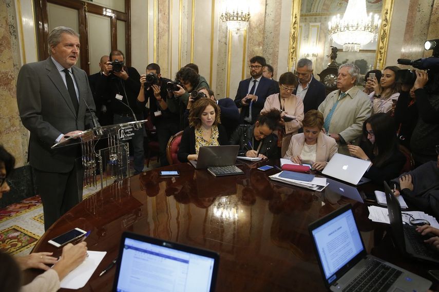 El ministro portavoz del Gobierno, Íñigo Méndez de Vigo, lee, en declaración institucional el comunicado emitido por el Gobierno tras recibir la carta del presidente catalán Carles Puigdemont.&nbsp;