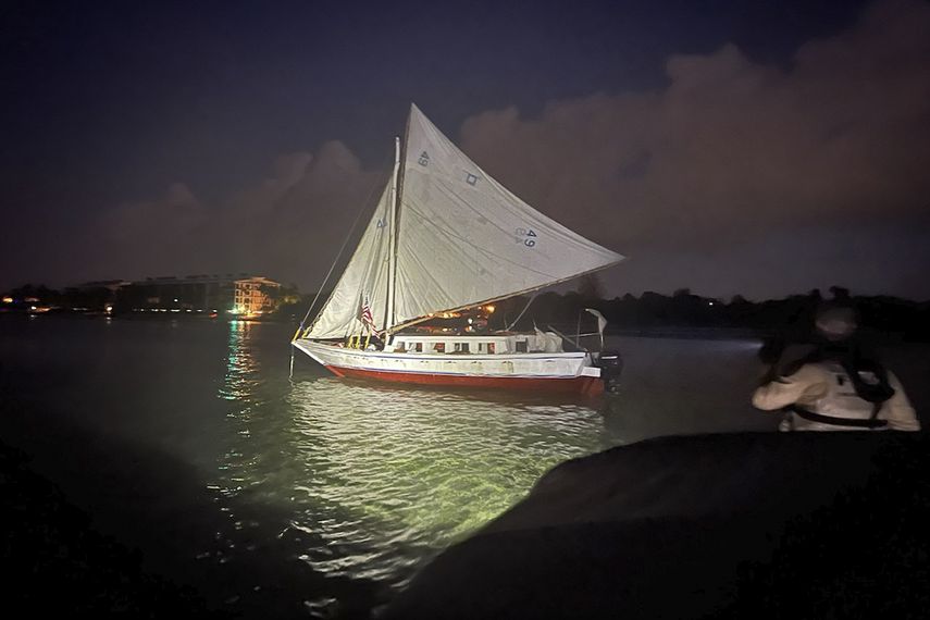 En esta foto proporcionada por la Oficina del Sheriff del Condado de Monroe, se muestra un velero que transporta a un grupo de más de 100 migrantes procedentes de Haití después de que llegaran a Key West, Florida, a primera hora del miércoles 26 de junio de 2024. 