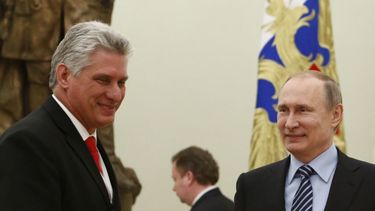 Miguel Díaz-Canel, nuevo gobernante cubano, y el presidente ruso Vladimir Putin.