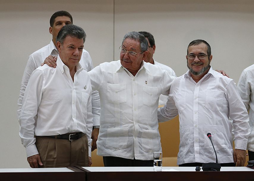 Histórica foto del presidente Juan Manuel Santos y Rodrigo Londoño Echeverri, alias  “Timochenko”, máximo líder de la guerrilla de las FARC, durante su encuentro con Raúl Castro (EFE)