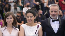 La directora Teodora Ana Mihai, de izquierda a derecha, Arcelia Ramírez y Álvaro Guerrero posan en la sesión fotográfica de “La civil” en la 74a edición del Festival de Cine de Cannes, en Francia.
