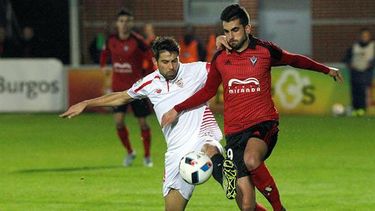 El centrocampista del Mirandés, Alain Oyarzun (derecha) disputa el balón con el defensa del Sevilla, Coke. (EFE)