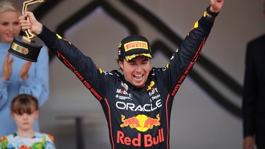 En foto del domingo 29 de mayo del 2022 el piloto mexicano de Red Bull Sergio Pérez celebra en el podio su triunfo en el Gran Premio de Mónaco. El martes 31 de mayo del 2022, Red Bull anuncia que firmaron la semana pasada la extensión de su contrato