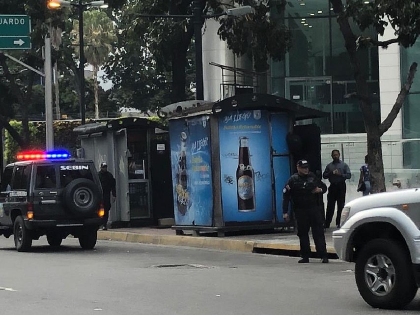 Agentes del SEBIN en los alrededores de la oficina del presidente interino Juan Guaid&oacute;