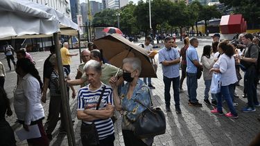 La gente hace cola para votar en un colegio electoral en Caracas, durante las elecciones primarias de la oposición venezolana el 22 de octubre de 2023.   