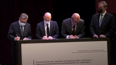 El delegado de la oposición venezolana Gerardo Blyde Pérez; el diplomático noruego Dan Nylander; el presidente de la ilegítima Asamblea Nacional de Venezuela, Jorge Rodríguez y el ministro de Relaciones Exteriores de México, Marcelo Ebrard firman un memorandum de entendimiento para iniciar el diálogo.