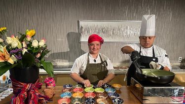 La chef guatemalteca Titi Bruderer, en el show culinario durante el lanzamiento en Miami de la feria agrícola y conferencia AGRITRADE EXPO, que se celebrará en mayo, en Guatemala.&nbsp;