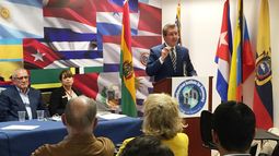 Carlos S&aacute;nchez Berza&iacute;n habla durante una conferencia en Miami.