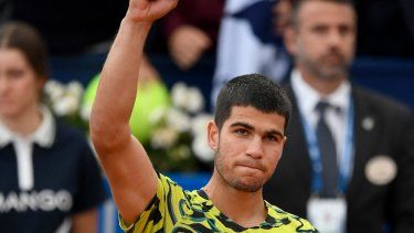 El tenista español Carlos Alcaraz celebra luego de conseguir la clasificación a los octavos de final en el Torneo de Barcelona.