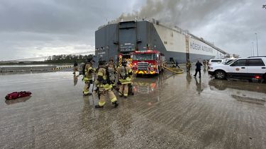 Fotograf&iacute;a publicada en la cuenta oficial de Twitter del Departamento de Bomberos de Jacksonville sobre el incendio en un barco noruego anclado en&nbsp;Blount Island el jueves 4 de junio de 2020.