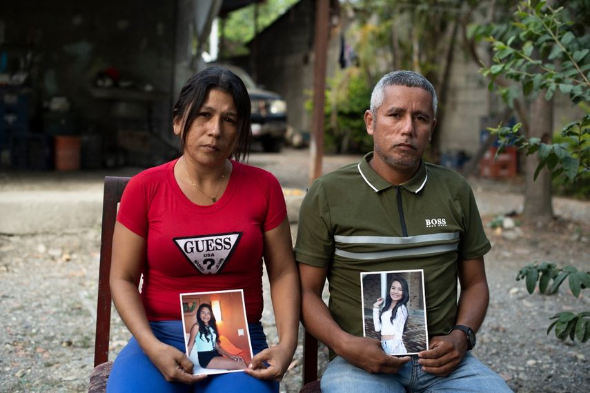 Mileidys Torrealba (izquierda), 39, y Eduard José Falcón, 45, posan con retratos de su hija Eduarlis Falcón, de 20 años, quien fue asesinada junto a otra niña, en su casa en La Misión, estado Portuguesa, Venezuela el 27 de febrero. , 2021. Activistas de derechos humanos han advertido que la pandemia COVID-19 ha agravado la violencia de género a nivel mundial, con 256 feminicidios en 2020 en Venezuela, en comparación con 167 en 2019.