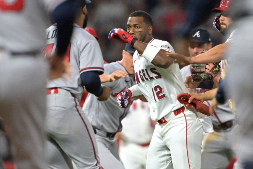 Los banquillos se vacían mientras el lanzador Reynaldo López #40 de los Bravos de Atlanta y el jardinero derecho Jorge Soler #12 de los Angelinos de Los Ángeles se pelean en el campo durante la quinta entrada en el Angel Stadium de Anaheim el 7 de abril de 2026 en Anaheim, California.&nbsp;