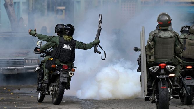 En 2014, los manifestantes antigubernamentales fueron reprimidos con el uso brutal de la fuerza, por estos crímenes de lesa humanidad, la justicia argentina juzga a 14 militares venezolanos (AFP)
