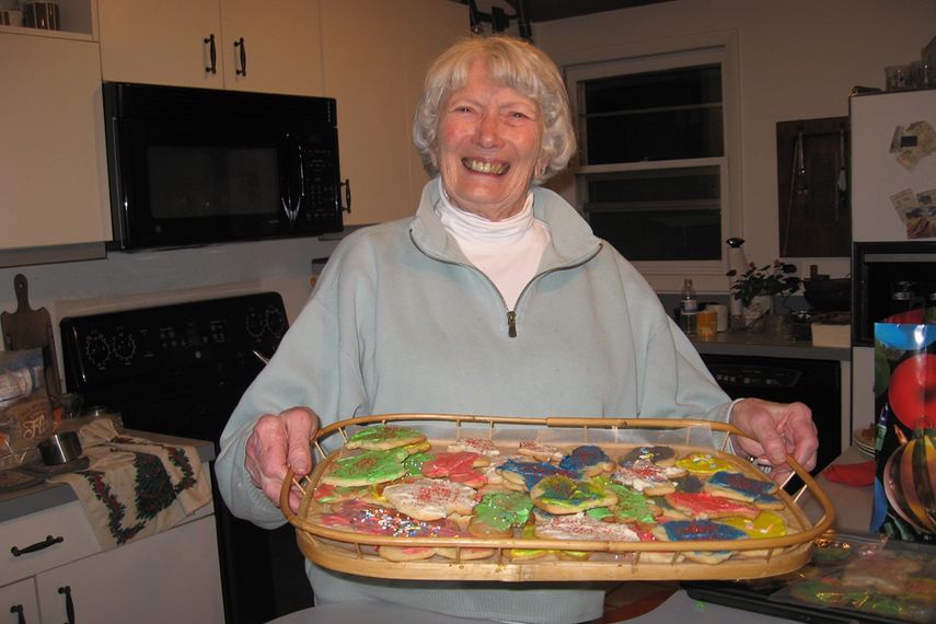 Anne McKinley lucha contra distintas condiciones médicas y hace cuatro años perdió a su marido. Estuvieron casados 59 años. Aun así, se mantiene positiva, activa con familiares y amigos. Adora hornear galletas y comerlas con sus nietos.&nbsp;
