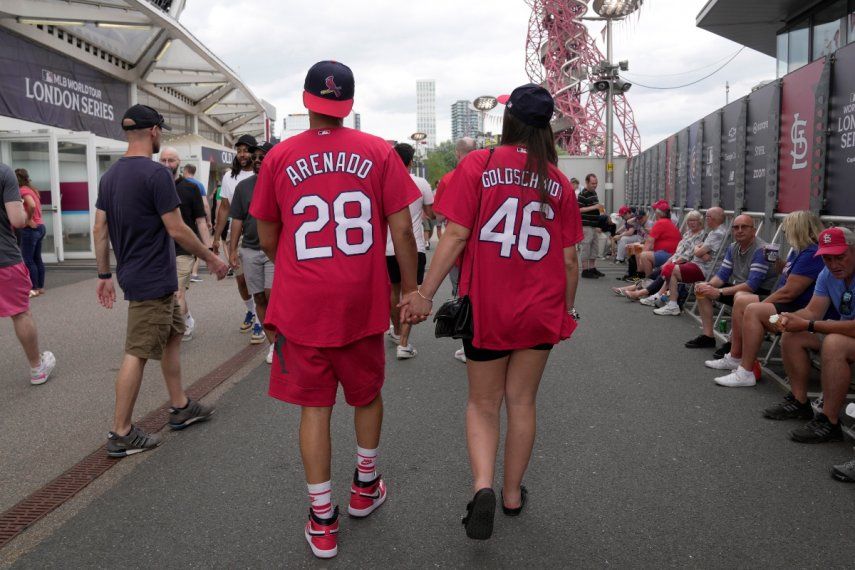 Aficionados con camisetas de los Cardenales de San Luis, el sábado 24 de junio de 2023, con la visita de la MLB a Londres.&nbsp;