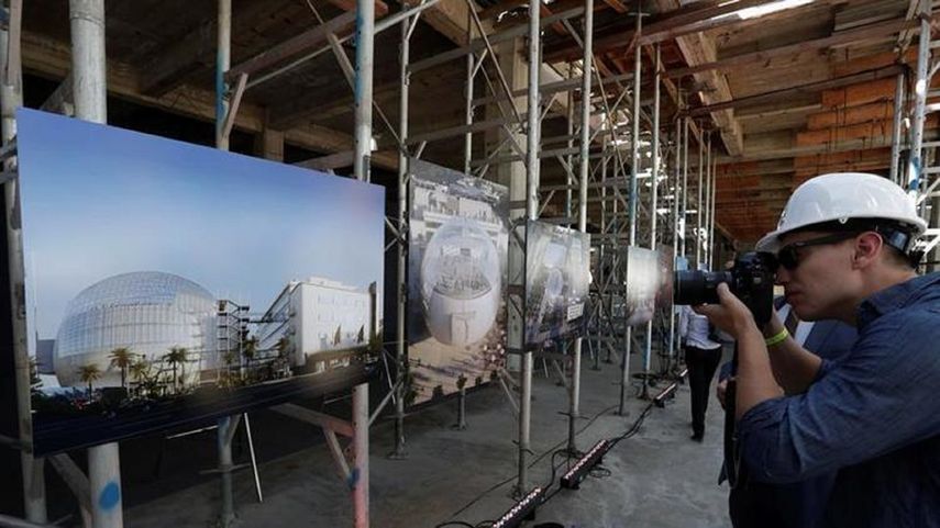 Un periodista toma fotos durante la presentación previa a los medios de comunicación, en el Museo de la Academia de Cine, en Los Angeles.