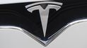 Logo del fabricante de autos eléctricos Tesla. 
