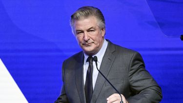 Alec Baldwin como maestro de ceremonias en la gala y premiación Robert F. Kennedy Human Rights Ripple of Hope en el hotel Hilton de Nueva York el 9 de diciembre de 2021.