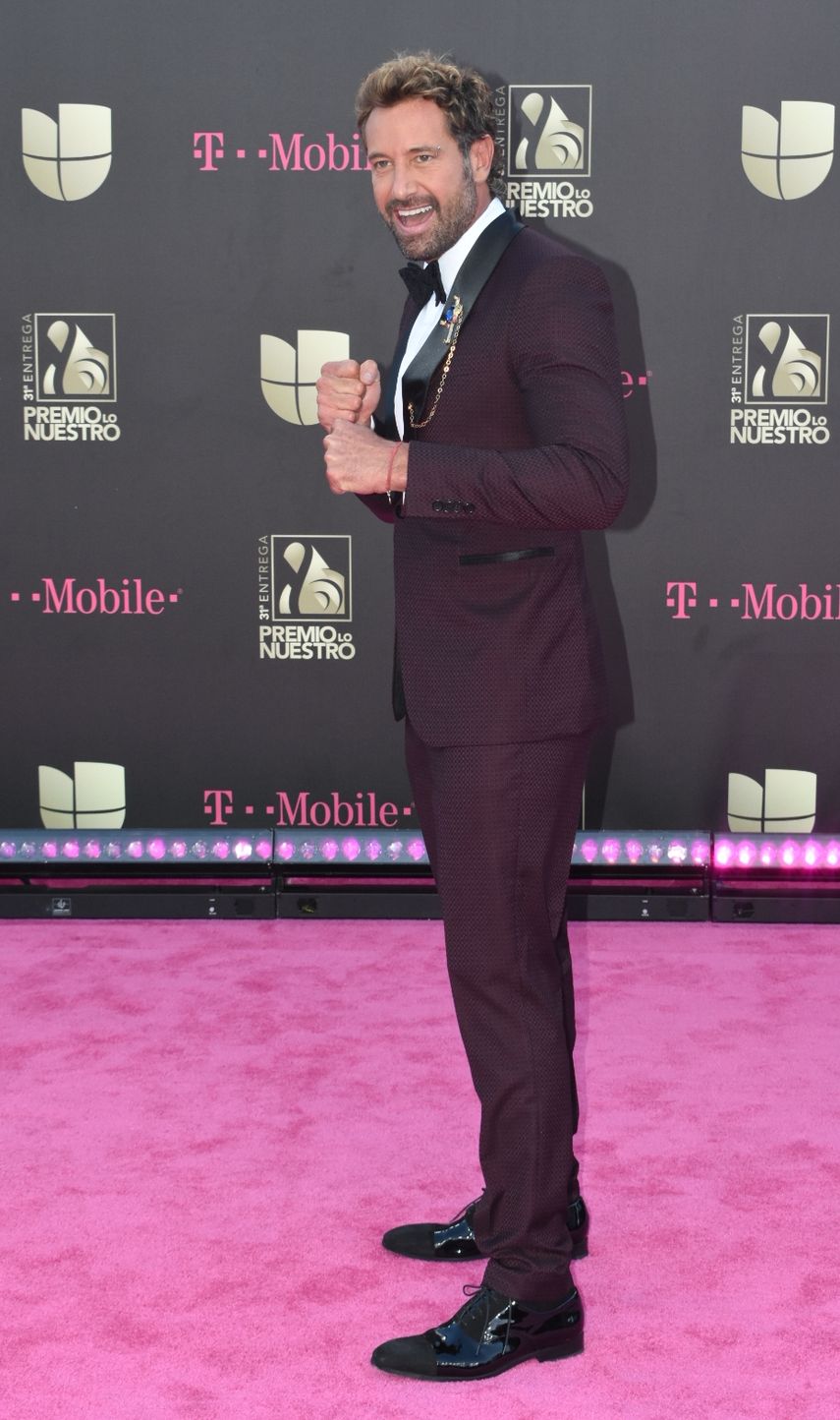 El actor mexicano Gabriel Soto llega a la alfombra roja de Premio Lo Nuestro.