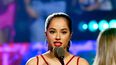 Becky G acepta el premio a los Fans de Ayudando a Sus en el escenario de los Premios Juventud 2021 en el Watsco Center el 22 de julio de 2021 en Coral Gables, Florida.